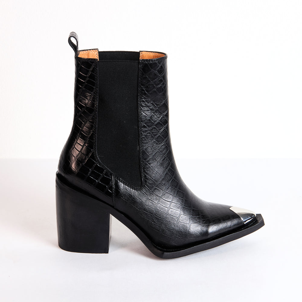 
                  
                    Botas Essence Black
                  
                
