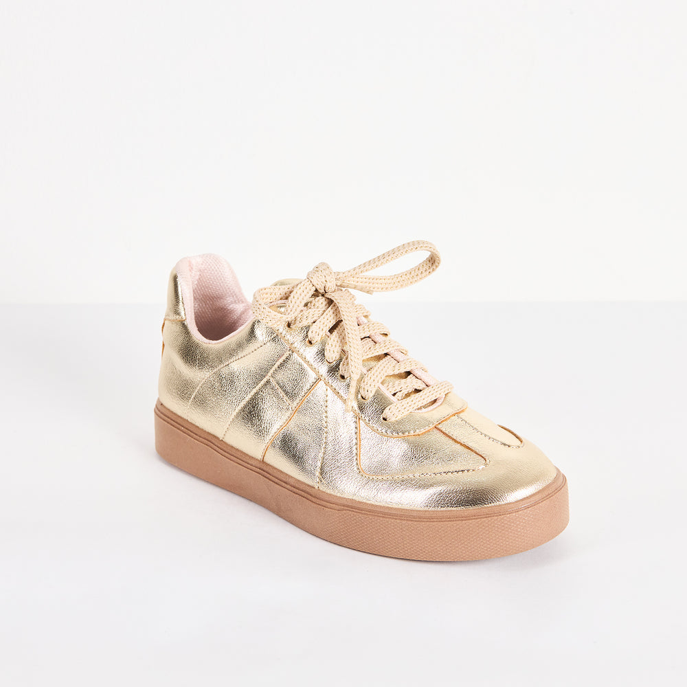 
                  
                    Tenis Golden
                  
                
