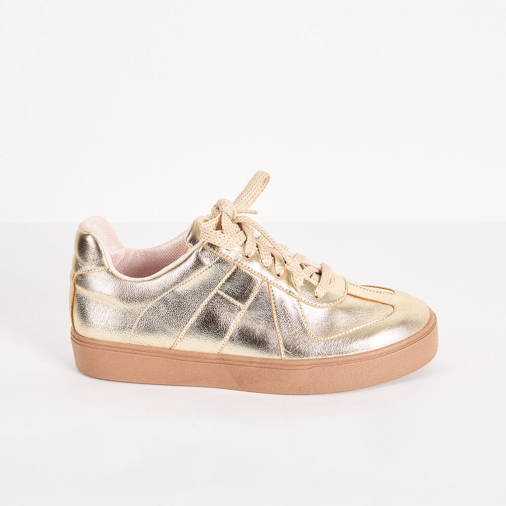 
                  
                    Tenis Golden
                  
                