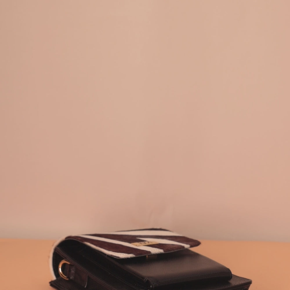 
                  
                    Load and play video in Gallery viewer, Cartera Regina
                  
                